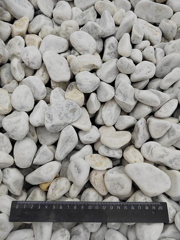 Kamenclub.ru: Мраморная крошка (щебень галтованный белый) фр.40-70 мм.  купить в Нововоронеже мрамор белый молочный айвори окатанный округлый природный камень 17000 руб/т   фото КАМЕНЬ КЛУБ