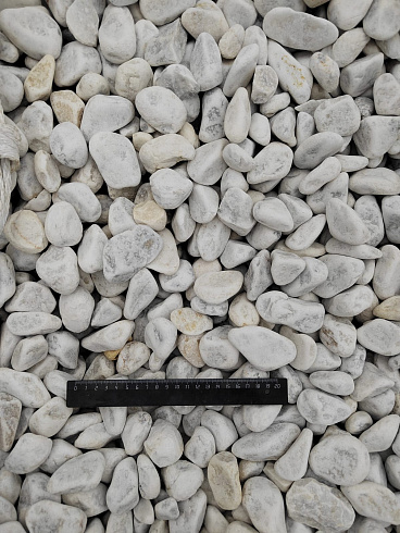 Kamenclub.ru: Мраморная крошка (щебень галтованный белый) фр.40-70 мм.  купить в Нововоронеже мрамор белый молочный айвори окатанный округлый природный камень 17000 руб/т   фото КАМЕНЬ КЛУБ
