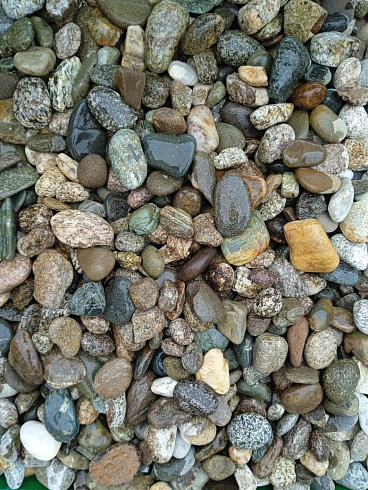 Kamenclub.ru: Галька горная речная окат (цветная) фр. 20-40 мм. купить  в Нововоронеже галька речная серый синий бежевый белый окатанная речная галька ландшафтная 6800 руб/т   фото КАМЕНЬ КЛУБ