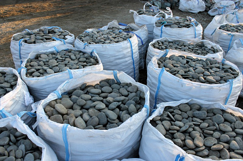 Kamenclub.ru: Галька речная плоская (темно-серая) фр. 100-200-300 мм. купить  в Нововоронеже галька речная плоская темно-серый, серый, синий речной галечник плоский 9000 руб/т   фото КАМЕНЬ КЛУБ