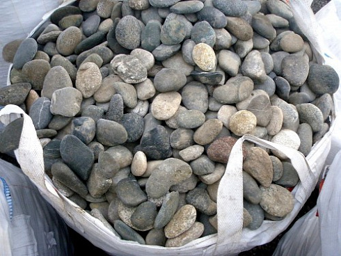 Kamenclub.ru: Галька речная плоская (ассорти) фр. 70-150 мм. купить  в Нововоронеже галька галечник серый белый темно-серый синий светло-серый плоская природная галька  9000 руб/т   фото КАМЕНЬ КЛУБ