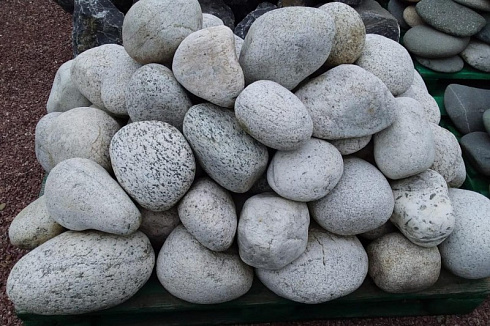 Kamenclub.ru: Бело-серый валунчик фр.100-300 мм.  купить в Нововоронеже крупный камень для ландшафта серый, белый бело-серый валун крупная галька 4500 руб/т   фото КАМЕНЬ КЛУБ