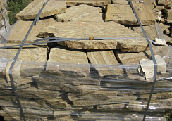 Kamenclub.ru: Песчаник пластушка желтый с рисунком (3 см)  купить в Нововоронеже песчаник желтый с рисунком, рыжий, желтый песчаник пластушка ландшафтная рваная 8 500 руб/м3   фото КАМЕНЬ КЛУБ