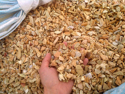 Kamenclub.ru: Щебень крошка желтый (ЗЛАТОЛИТ) фр. 5-10 мм.  купить в Нововоронеже мрамор золотистый, бежевый, желтый каменная ландшафтная декоративная крошка здатолита 8500 руб/т   фото КАМЕНЬ КЛУБ