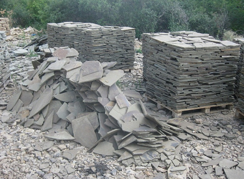 Kamenclub.ru: Песчаник пластушка серо-зеленый (1,5 см)  купить в Нововоронеже плитняк - пластушка серо-зеленый, серый, зеленый пластушка рваная ландшафтная колотая 10200 руб/м3   фото КАМЕНЬ КЛУБ