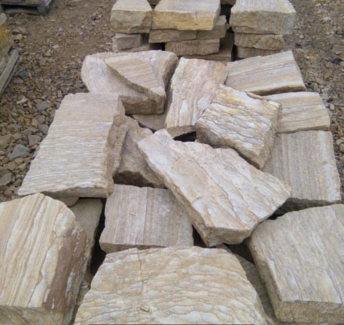 Kamenclub.ru: Песчаник пластушка желтый с рисунком (7-15 см)  купить в Нововоронеже плитняк - пластушка - бут желтый песчаник 10200 руб/м3   фото КАМЕНЬ КЛУБ