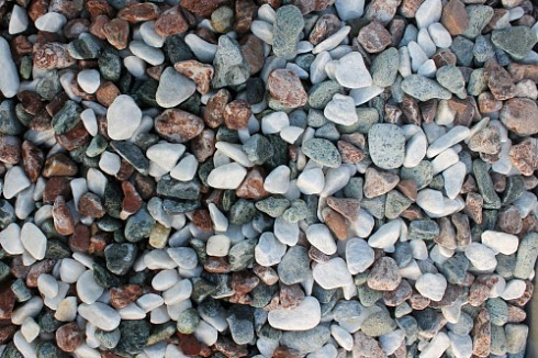 Kamenclub.ru: Мраморная крошка (щебень галтованный микс:белый-зеленый-розовый) фр.20-40 мм.  купить в Нововоронеже мрамор белый, зеленый, розовый мрамор декоративный (галтовка) 15500 руб/т   фото КАМЕНЬ КЛУБ