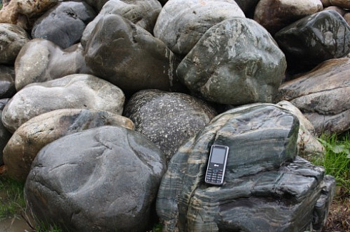 Kamenclub.ru: Речной валун Кабанчик фр.300-500 мм.  купить в Нововоронеже крупный природный камень галька серый, темно-серый речной валун галечник масштабный 7000 руб/т   фото КАМЕНЬ КЛУБ