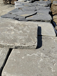 Kamenclub.ru: Песчаник пластушка светло-серый (3,0 см)  купить в Нововоронеже песчаник светло-серый, серый песчаник рваный ландшафтный колотый 13800 руб/м3   фото КАМЕНЬ КЛУБ