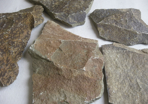 Kamenclub.ru: Песчаник пластушка "фонтанка" серо-зеленая (3,0-5,0 см)  купить в Нововоронеже песчаник серо-зеленая колотые плитки облицовочные пластушки 11400 руб/м3   фото КАМЕНЬ КЛУБ