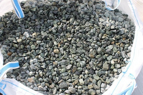 Kamenclub.ru: Щебень крошка зеленый (змеевик) фр. 20-40 мм.  купить в Нововоронеже мрамор зеленый, салатовый ландшафтная мраморная крошка 8500 руб/т   фото КАМЕНЬ КЛУБ