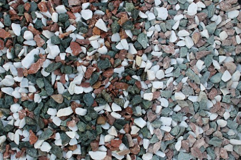 Kamenclub.ru: Мраморная крошка (щебень крошка микс: белый-зеленый-розовый) фр. 10-20 мм.  купить в Нововоронеже мрамор белый, зеленый, розовый декоративный ландшафтный колотый щебень 12000 руб/т   фото КАМЕНЬ КЛУБ