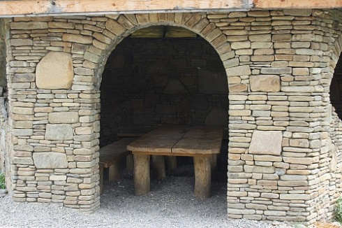 Kamenclub.ru: Песчаник для строительства и кладки блочный (фр 100-200 мм)  купить в Нововоронеже песчаник бежевый серый рыжий валун мелкий для строительства песчаник 6500 руб/т   фото КАМЕНЬ КЛУБ