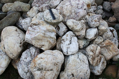 Kamenclub.ru: Кварцевый валунчик фр.100-300 мм.  купить в Нововоронеже кварц белый, бежевый молочный рыжий крупный природный камень галечник 7850 руб/т   фото КАМЕНЬ КЛУБ