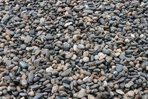 Kamenclub.ru: Галька горная речная окат (цветная) фр. 20-40 мм. купить  в Нововоронеже галька речная серый синий бежевый белый окатанная речная галька ландшафтная 6800 руб/т   фото КАМЕНЬ КЛУБ
