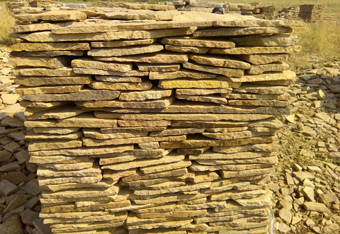 Kamenclub.ru: Песчаник пластушка желтый с разводом под дерево (2 см)  купить в Нововоронеже плитняк желтый с разводами, желтый, рыжий, серый песчаник пластушка рваная ландшафтная 11 000 руб/м3   фото КАМЕНЬ КЛУБ