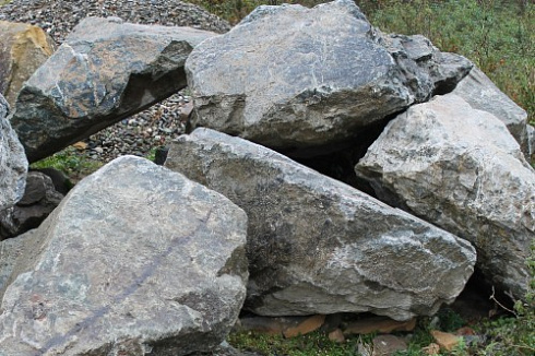 Kamenclub.ru: Змеевик скальник фр. 500-1500 мм.  купить в Нововоронеже змеевик зеленый серый черный глыба скальная колотая 7500 руб/т   фото КАМЕНЬ КЛУБ