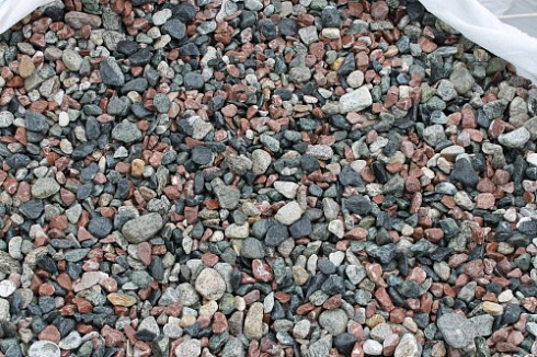 Kamenclub.ru: Мраморная крошка (щебень галтованный микс:: серый-зеленый-розовый) фр.10-20 мм.  купить в Нововоронеже мрамор серый, зеленый, розовый щебень окатанный округлый декоративный ландшафтный 15500 руб/т   фото КАМЕНЬ КЛУБ