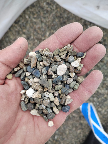 Kamenclub.ru: Галька речная окат (серая) фр.5-10 мм купить  в Нововоронеже галька речная серая, серый, темно-серый, светло-серый, коричневый речная окатанная галька декоративная ландшатфная 5000 руб/т   фото КАМЕНЬ КЛУБ
