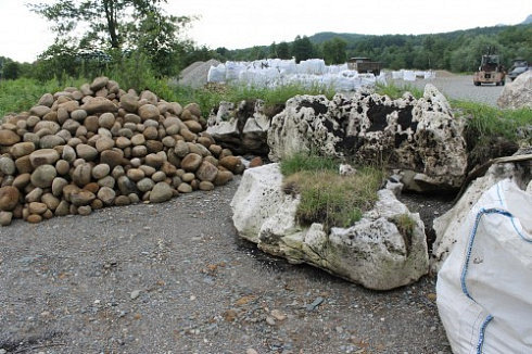 Kamenclub.ru: Песчаник ядра, фр. 100-300 мм  купить в Нововоронеже песчаник бежевый серый рыжий речная галька 5 000 руб/т   фото КАМЕНЬ КЛУБ