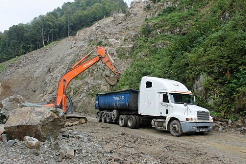 Kamenclub.ru: Гранит скальник (серо-зеленый) фр. 500-1500 мм.  купить в Нововоронеже гранит мрамор  серый зеленый темно-серый глыба скальная колотая ландшафтная 7 500 руб/т   фото КАМЕНЬ КЛУБ