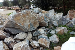 Kamenclub.ru: Гранит скальник (серо-зеленый) фр. 500-1500 мм.  купить в Нововоронеже гранит мрамор  серый зеленый темно-серый глыба скальная колотая ландшафтная 7 500 руб/т   фото КАМЕНЬ КЛУБ