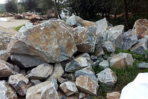 Kamenclub.ru: Гранит скальник (серо-зеленый) фр. 500-1500 мм.  купить в Нововоронеже гранит мрамор  серый зеленый темно-серый глыба скальная колотая ландшафтная 7 500 руб/т   фото КАМЕНЬ КЛУБ