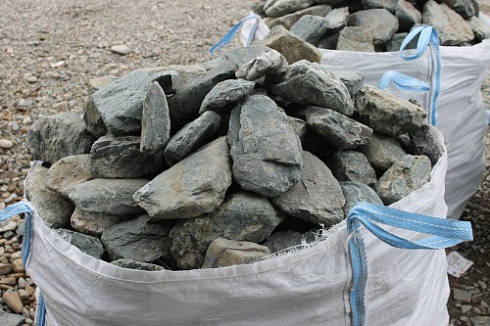 Kamenclub.ru: Гранит скальник (серо-зеленый) фр. 100-500 мм.  купить в Нововоронеже гранит зеленый, серый, салатовый крупный ландшафтный валун 6 000 руб/т   фото КАМЕНЬ КЛУБ