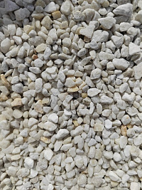 Kamenclub.ru: Мраморная крошка, щебень, цвет-белый, фр. 5-10 мм.  купить в Нововоронеже мрамор белый, айвори, молочный мраморная каменная крошка ландшафтная 12000 руб/т   фото КАМЕНЬ КЛУБ