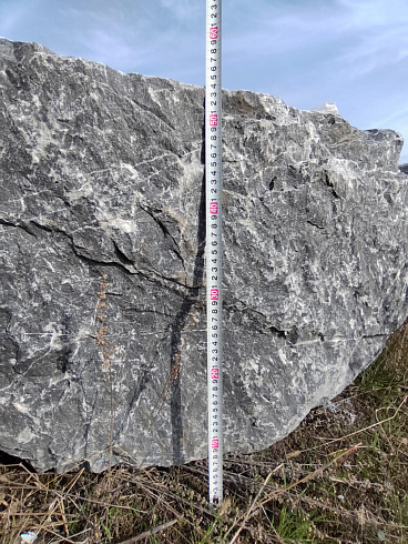 Kamenclub.ru: Черный мрамор скальник фр. 1000-1500 мм.  купить в Нововоронеже мрамор черный белый серый крупный колотый валун ландшафтный 9000 руб/т   фото КАМЕНЬ КЛУБ