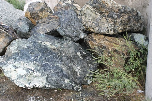 Kamenclub.ru: Змеевик скальник фр. 500-1500 мм.  купить в Нововоронеже змеевик зеленый серый черный глыба скальная колотая 7500 руб/т   фото КАМЕНЬ КЛУБ