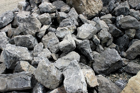 Kamenclub.ru: Черный мрамор скальник фр. 1000-1500 мм.  купить в Нововоронеже мрамор черный белый серый крупный колотый валун ландшафтный 9000 руб/т   фото КАМЕНЬ КЛУБ