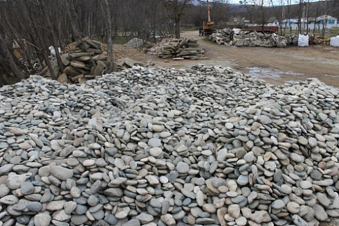 Kamenclub.ru: Галька речная плоская (ассорти) фр. 100-200-300 мм. купить  в Нововоронеже галька плоская разноцветная серый белый темно-серый синий речная галька ландшафтная 8000 руб/т   фото КАМЕНЬ КЛУБ