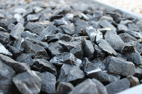 Kamenclub.ru: Щебень крошка черный (мрамор) фр. 40-70 мм.  купить в Нововоронеже мрамор черный с белыми прожилками, черный, белый декоративный щебень 11000 руб/т   фото КАМЕНЬ КЛУБ