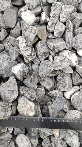 Kamenclub.ru: Щебень галтованный черный (мрамор) фр.40-70 мм.  купить в Нововоронеже мрамор черный с белыми прожилками, черный, белый щебень галтованный округлый 13500 руб/т   фото КАМЕНЬ КЛУБ